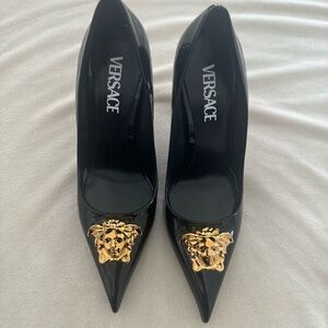 ‼️SOLD‼️ Never worn Versace Women's Black and Gold Heels